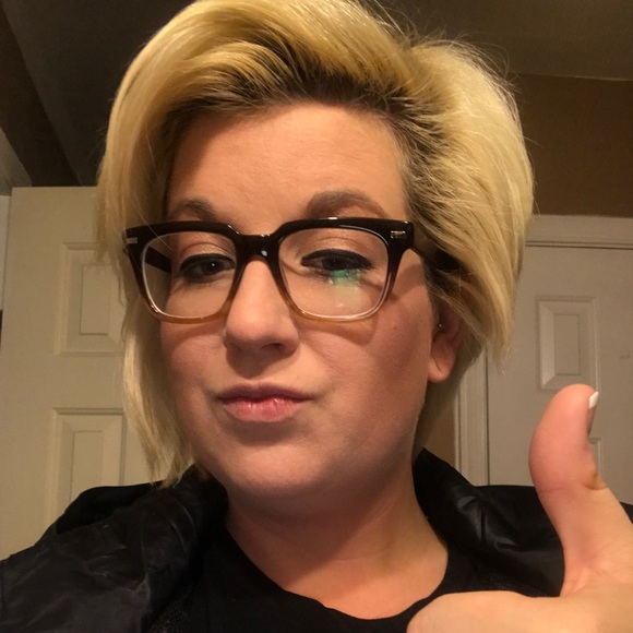 Meet your Posher, Meredith aka TheSpectFeline! - Picture 3 of 4